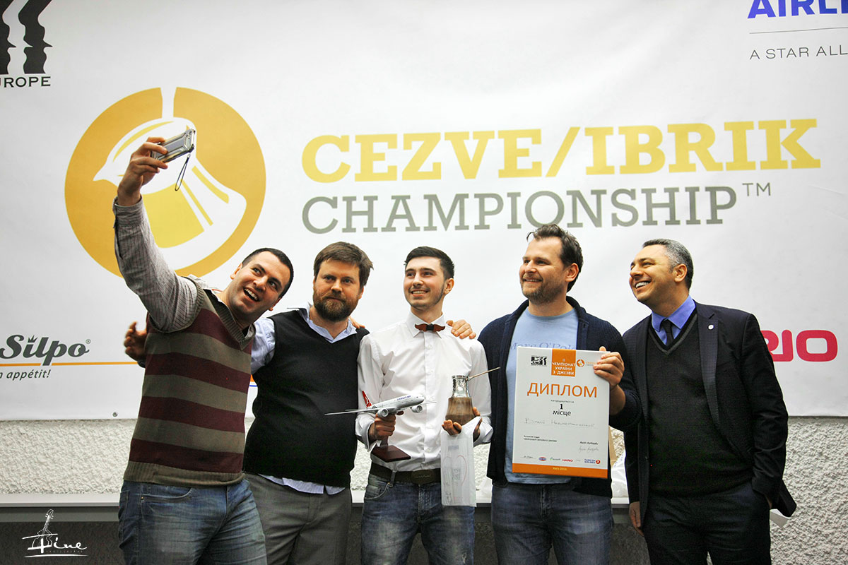 селфи организаторов с чемпионом по турке кофе 