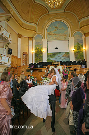 Жених выносит невесту на руках