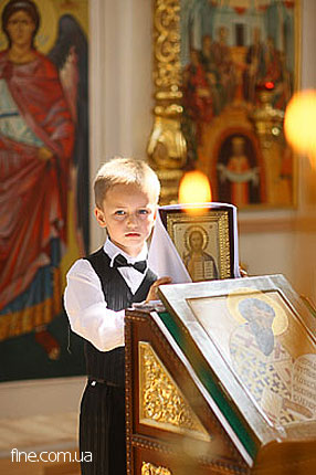 Мальчик перед иконостасом