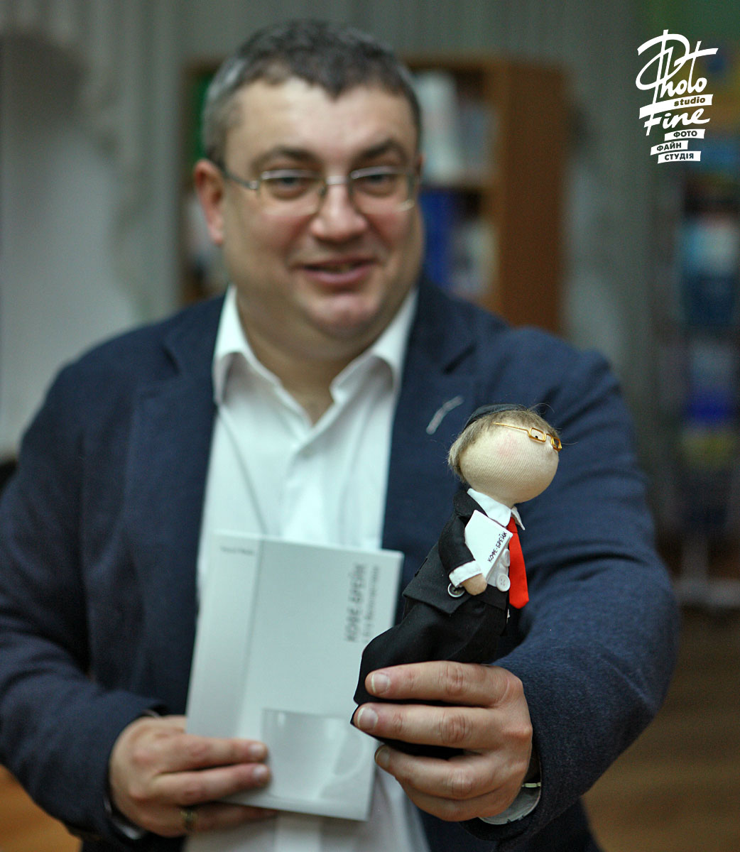 Зорий Файн и кукла-тильда на презентации в библиотеке