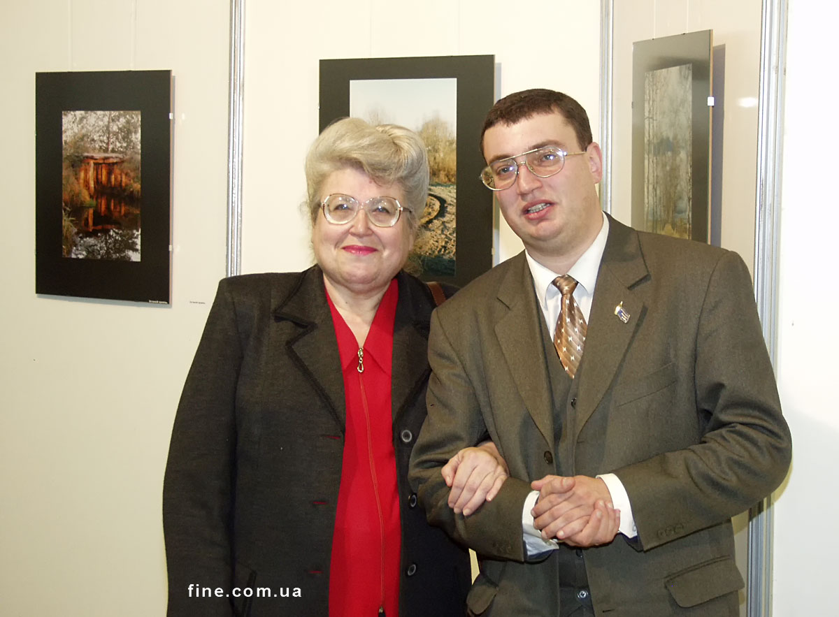 Зорий Файн с матерью Ириной Файн на выставке