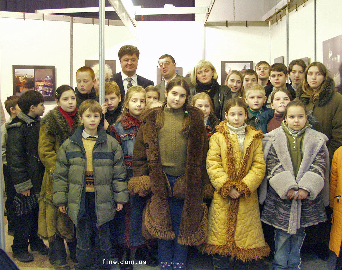 Петро Порошенко з дітьми на фотовиставці Зорія Файна