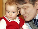 VIP-персона - Виктор Ющенко с младшим сыном Тарасом (2005 г.)