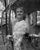 Невидимая сказка. Инфракрасная свадебная фотография - Обратите внимание: искусственные цветы в украшении кареты - в оттенках серого, а живой букетик в руках невесты - белоснежный, словно вылепленный из снега.